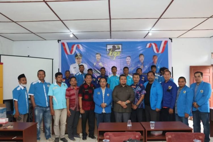 Bupati Tapsel Dolly Pasaribu foto bersama dengan peserta pelatihan manajement koperasi pemuda. (IST)