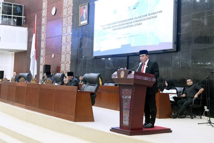 Gubernur Sumut Edy Rahmayadi menghadiri Rapat Paripurna DPRD Sumut dengan Agenda Tanggapan dan Jawaban Gubernur Sumut terhadap Pandangan Umum Fraksi atas Ranperda Pertanggungjawaban Pelaksanaan APBD Provinsi Sumut Tahun Anggaran 2022 di Kantor DPRD Sumut, Jalan Imam Bonjol, Medan, Senin (26/6/2023). (Diskominfo Sumut)