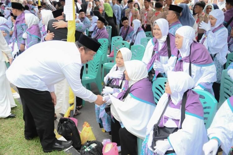Wali Kota Irsan Nasution menyalami para jemaah haji asal kota Padangsidimpuan. (ist)