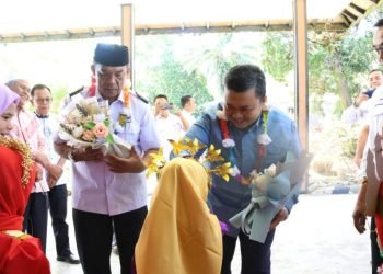 Bupati Tapsel Dolĺy Pasaribu mendapat kalungan bunga saat menghadiri pelepasan Wisuda dan Pentas Seni Anak TK/PAUD Sipirok Yayasan Naufal Teratai Mandiri Tahun 2023 di Aula Hotel Tor Sibohi, Kecamatan Sipirok, Rabu (14/6/2023). (IST)