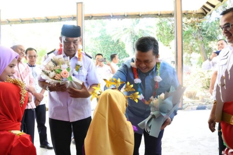 Bupati Tapsel Dolĺy Pasaribu mendapat kalungan bunga saat menghadiri pelepasan Wisuda dan Pentas Seni Anak TK/PAUD Sipirok Yayasan Naufal Teratai Mandiri Tahun 2023 di Aula Hotel Tor Sibohi, Kecamatan Sipirok, Rabu (14/6/2023). (IST)