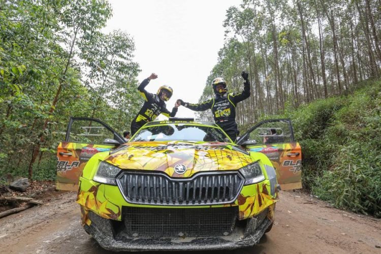 Pereli tuan rumah yang juga Wakil Gubernur (Wagub) Sumatera Utara (Sumut) Musa Rajekshah, dengan navigatornya Hervian Soejono, keluar sebagai juara umum setelah dua leg KFC Danau Toba Rally 2023 berakhir pada Minggu (25/6). (DISKOMINFO SUMUT)