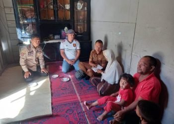 Mewakili Bupati Tapsel, diwakili Kabid Linjamsos Dani Ibrahim Lubis bersama Kades Sitaratoit Mansur Rambe menyerahkan bantuan berupa tali asih kepada penderita kanker. (IST)