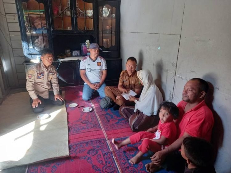 Mewakili Bupati Tapsel, diwakili Kabid Linjamsos Dani Ibrahim Lubis bersama Kades Sitaratoit Mansur Rambe menyerahkan bantuan berupa tali asih kepada penderita kanker. (IST)