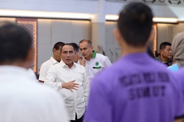 Gubernur Sumatera Utara (Sumut) Edy Rahmayadi silaturahmi dengan para atlet dan pelatih Pelatda berjalan PON XXI/2024 Aceh-Sumut serta pengurus cabang olahraga Taekwonda, Bola voli dan Berkuda Provinsi Sumut di Aula Raja Inal Siregar lantai 2 Gedung Kantor Gubernur Sumut Jalan Diponegoro Nomor 30 Medan, Kamis (15/6). (Diskominfo Sumut)