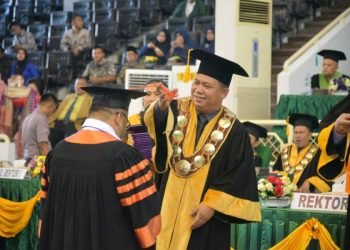 Rektor Unimed Prof Dr Syamsul Gultom saat mewisuda lulusan Unimed di Medan, Rabu (31/5/2023).