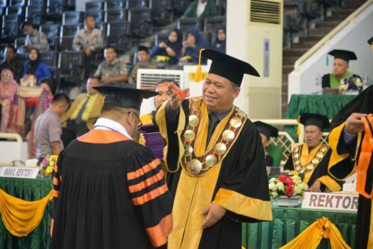 Rektor Unimed Prof Dr Syamsul Gultom saat mewisuda lulusan Unimed di Medan, Rabu (31/5/2023).