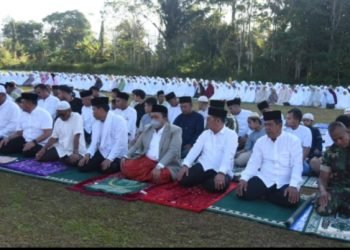 Bupati Tapsel Dolly Pasaribu saat Shalat Idul Adha di Kecamatan Arse. (IST)