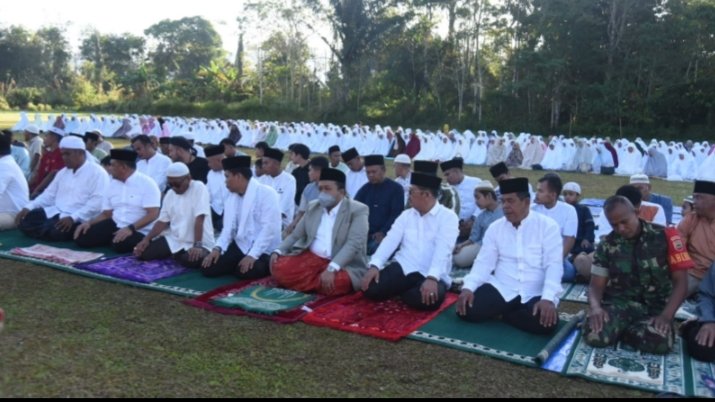 Bupati Tapsel Dolly Pasaribu saat Shalat Idul Adha di Kecamatan Arse. (IST)