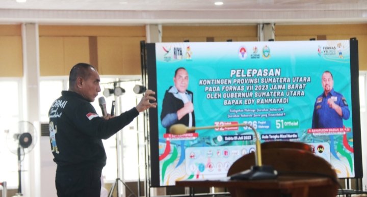 Gubernur Sumatera Utara (Sumut) Edy Rahmayadi melepas Kontingen Komite Olahraga Masyarakat Indonesia (KORMI) Provinsi Sumatera Utara yang akan bertanding pada  Festival Olahraga Masyarakat Nasional (FORNAS)   VII Tahun 2023 di Provinsi Jawa Barat, di Aula Tengku Rizal Nurdin Rumah Dinas Gubernur Sumut Jalan Sudirman Nomor 41  Medan, Sabtu (1/7). (DISKOMINFO SUMUT)

 