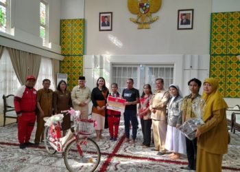 Gubernur Sumut Edy Rahmayadi di dampingi Kepala Dinas Pendidikan Sumut Asren Nasution memberikan beasiswa S1 sampai tamat kepada Cyntia Rismauli Nainggolan, peraih medali 1 Perak dan 2 Perunggu pada Cabang Olahraga Senam Ritmik di ajang Special Olympic World Summer Games 2023 di Berlin- Jerman, di Rumah Dinas Gubernur Sumut, Jalan Sudirman Medan, Senin (3/7/2023). (Foto Dinkominfo Sumut)