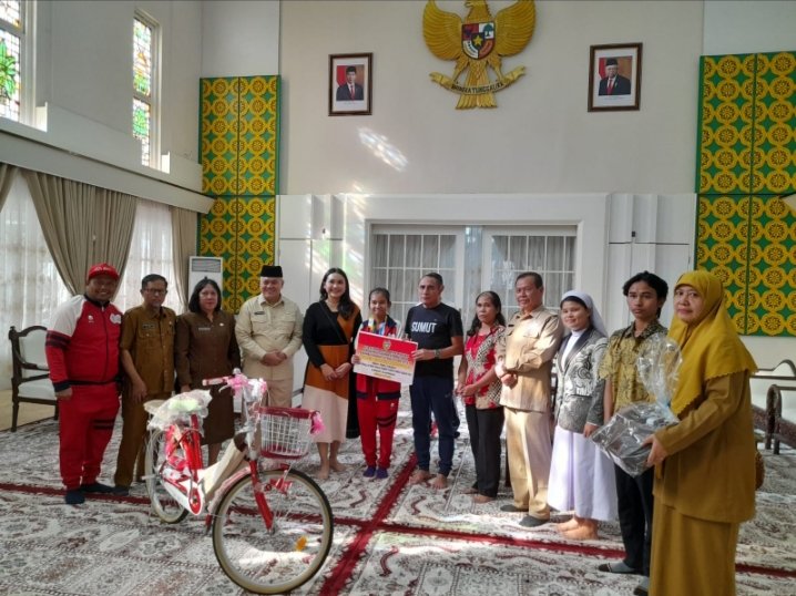 Gubernur Sumut Edy Rahmayadi di dampingi Kepala Dinas Pendidikan Sumut Asren Nasution memberikan beasiswa S1 sampai tamat kepada Cyntia Rismauli Nainggolan, peraih medali 1 Perak dan 2 Perunggu pada Cabang Olahraga Senam Ritmik di ajang Special Olympic World Summer Games 2023 di Berlin- Jerman, di Rumah Dinas Gubernur Sumut, Jalan Sudirman Medan, Senin (3/7/2023). (Foto Dinkominfo Sumut)
