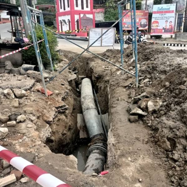 Tampak penggalian kedua kalinya dilakukan pihak kontraktor di simpang 4 kota Tarutung.Pipa terlihat melengkung. Foto ini dijepret hari Selasa (04/07/2023). (IST)