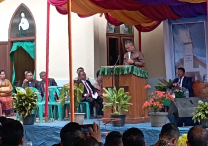 Bupati Toba saat memberikan kata sambutan pada Pesta Pembangunan Rumah Huria HKBP Marom, Minggu (2/2/2023). (IST)