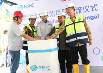Bupati Tapsel Dolly Pasaribu bersama President Directort of NSHE Mr. Du Yubao, Director of Operational PT. PJB Investasi Mr. Wirawan, Director of Business and Commercial Development PT. PLN Nusantara Power Mr. Muhammad Reza tekan tombol pengalihan aliran Sungai Batang Toru untuk pembangunan bendungan (DAM). (IST)