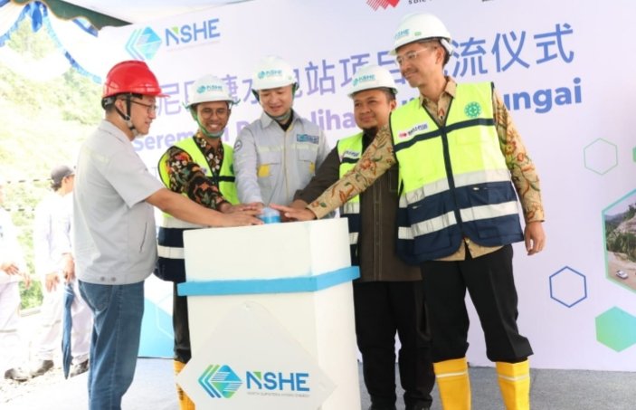 Bupati Tapsel Dolly Pasaribu bersama President Directort of NSHE Mr. Du Yubao, Director of Operational PT. PJB Investasi Mr. Wirawan, Director of Business and Commercial Development PT. PLN Nusantara Power Mr. Muhammad Reza tekan tombol  pengalihan aliran Sungai Batang Toru untuk pembangunan bendungan (DAM). (IST)