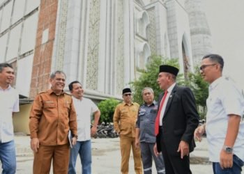 Gubernur Sumatera Utara (Sumut) Edy Rahmayadi meninjau proses pembangunan Masjid Agung dan menggelar pertemuan dengan kontraktor, Badan Kemakmuran Masjid (BKM) serta pihak terkait lainnya, di Masjid Agung Sumut, Jalan Diponegoro Nomor 16 Medan, Selasa (11/7/2023).  (Diskominfo Sumut)