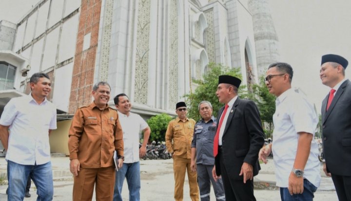 Gubernur Sumatera Utara (Sumut) Edy Rahmayadi meninjau proses pembangunan Masjid Agung dan menggelar pertemuan dengan kontraktor, Badan Kemakmuran Masjid (BKM) serta pihak terkait lainnya, di Masjid Agung Sumut, Jalan Diponegoro Nomor 16 Medan, Selasa (11/7/2023).  (Diskominfo Sumut)