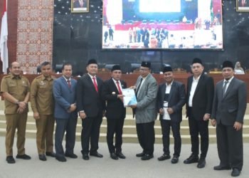 Gubernur Sumatera Utara (Sumut) Edy Rahmayadi menghadiri Rapat Paripurna DPRD Sumut dalam acara Penyampaian Nota Keuangan dan Ranperda tentang Perubahan APBD Sumut TA. 2023 di Ruang Rapat Paripurna Kantor DPRD Sumut Jalan Imam Bonjol, Selasa (11/7).  (DISKOMINFO SUMUT)