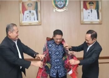 Sekretaris Daerah Provinsi Sumatera Utara (Sumut) Arief S Trinugroho menerima Kunjungan Silaturahmi Menteri Pendidikan dan Luar Negeri Singapura di Ruang Rapat I Lantai II Kantor Gubernur Sumatera Utara Jalan Diponegoro Nomor 30 Medan, Rabu (12/7).  (DISKOMINFO SUMUT)