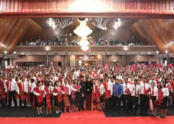Seusai penyerahan 828 SK PPPK Tenaga Guru, tampak mereka foto bersama dengan Bupati Taput Dr.Drs.Nikson Nababan,MSi didampingi Ketua TP PKK Satika Simamora,SE,MM
 (IST)