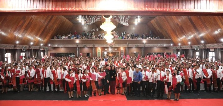 Seusai penyerahan 828 SK PPPK Tenaga Guru, tampak mereka foto bersama dengan Bupati Taput Dr.Drs.Nikson Nababan,MSi didampingi Ketua TP PKK Satika Simamora,SE,MM
 (IST)