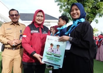 Ketua Gerakan Pemasyarakatan Minat Baca (GPMB) Provinsi Sumatera Utara (Sumut) Nawal Lubis didampingi Kepala Dinas Kominfo Sumut Ilyas Sitorus, Kepala Dinas Perpustakaan dan Arsip Sumut Dwi Endah Purwanti, melepas 217 Relawan Sumut Mengajar di Halaman Aula Tengku Rizal Nurdin Jalan Sudirman 41, Medan, Senin (17/7). (Diskominfo Sumut)

Ketua Gerakan Pemasyarakatan Minat Baca (GPMB) Provinsi Sumatera Utara (Sumut) Nawal Lubis didampingi Kepala Dinas Kominfo Sumut Ilyas Sitorus, Kepala Dinas Perpustakaan dan Arsip Sumut Dwi Endah Purwanti, melepas 217 Relawan Sumut Mengajar di Halaman Aula Tengku Rizal Nurdin Jalan Sudirman 41, Medan, Senin (17/7). (Diskominfo Sumut)