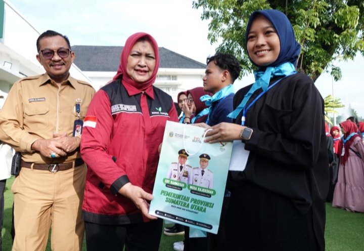 Ketua Gerakan Pemasyarakatan Minat Baca (GPMB) Provinsi Sumatera Utara (Sumut) Nawal Lubis didampingi Kepala Dinas Kominfo Sumut Ilyas Sitorus, Kepala Dinas Perpustakaan dan Arsip Sumut Dwi Endah Purwanti, melepas 217 Relawan Sumut Mengajar di Halaman Aula Tengku Rizal Nurdin Jalan Sudirman 41, Medan, Senin (17/7). (Diskominfo Sumut)
Ketua Gerakan Pemasyarakatan Minat Baca (GPMB) Provinsi Sumatera Utara (Sumut) Nawal Lubis didampingi Kepala Dinas Kominfo Sumut Ilyas Sitorus, Kepala Dinas Perpustakaan dan Arsip Sumut Dwi Endah Purwanti, melepas 217 Relawan Sumut Mengajar di Halaman Aula Tengku Rizal Nurdin Jalan Sudirman 41, Medan, Senin (17/7). (Diskominfo Sumut)