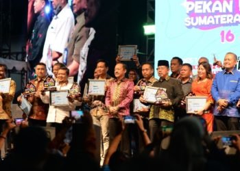 Sekretaris Daerah Provinsi Sumatera Utara (Sumut) Arief S Trinugroho menutup secara resmi pagelaran Pekan Raya Sumatera Utara (PRSU) 2023 di Panggung Utama PRSU Jalan Gatot Subroto, Medan, Senin (17/7) malam. (Diskominfo Sumut)