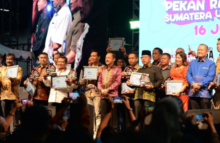 Sekretaris Daerah Provinsi Sumatera Utara (Sumut) Arief S Trinugroho menutup secara resmi pagelaran Pekan Raya Sumatera Utara (PRSU) 2023 di Panggung Utama PRSU Jalan Gatot Subroto, Medan, Senin (17/7) malam. (Diskominfo Sumut)