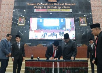 Gubernur Sumatera Utara (Sumut) Edy Rahmayadi dan DPRD Sumut menandatangani keputusan bersama rancangan peraturan daerah (Ranperda) Perubahan Anggaran Pendapatan dan Belanja Daerah (P-APBD) 2023 di Gedung Paripurna DPRD Sumut, Jalan Imam Bonjol Medan, Senin (17/7).  (DISKOMINFO SUMUT)