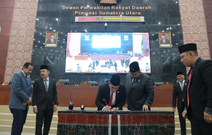 Gubernur Sumatera Utara (Sumut) Edy Rahmayadi dan DPRD Sumut menandatangani keputusan bersama rancangan peraturan daerah (Ranperda) Perubahan Anggaran Pendapatan dan Belanja Daerah (P-APBD) 2023 di Gedung Paripurna DPRD Sumut, Jalan Imam Bonjol Medan, Senin (17/7).  (DISKOMINFO SUMUT)