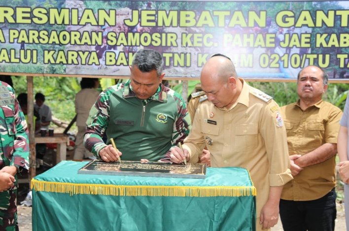 Bupati Taput Dr.Drs.Nikson Nababan, MSi  didampingi  Danrem 023/KS Kol Inf Lukman Hakim, Dandim 0210 Taput,Kapolres Taput, Kadis PUPR Dalan NP. Simanjuntak saat meresmikan jembatan Soekarno di Aek Sarulla Pahae Jae, Selasa (18/07/2023). (IST)