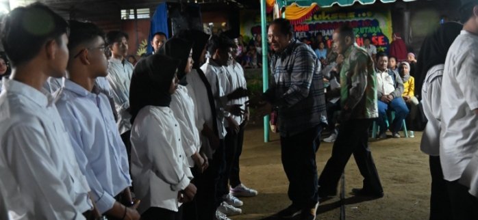 Wali Kota Padangsidimpuan Irsan Nasution mengucapkan selamat pada pengurus NNB Dosnirohan Kelurahan Timbangan yang baru. (IST)