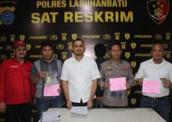 Kasat Reskrim sedang memaparkan pelaku pencurian di Mapolres Labuhanbatu. (IST)