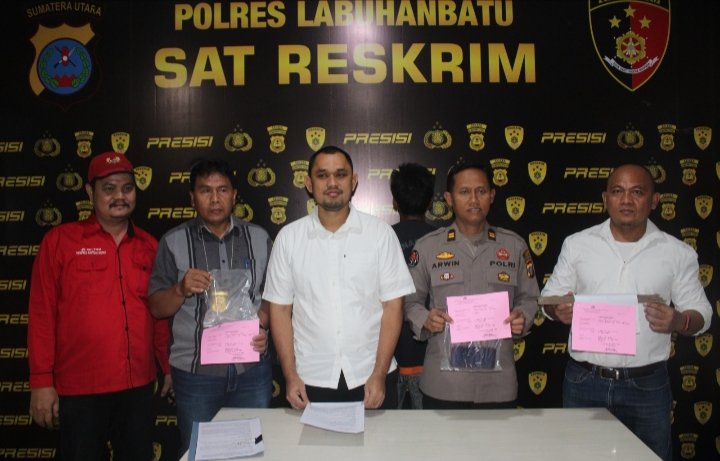 Kasat Reskrim sedang memaparkan pelaku pencurian di Mapolres Labuhanbatu. (IST)