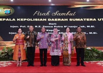 Gubernur Sumatera Utara Edy Rahmayadi bersama Ketua TP PKK Nawal Lubis saat acara Pisah Sambut Kapolda Sumut dari Irjen Pol R. Z. Panca Putra Simanjuntak kepada Irjen Pol  Agung Setya Imam Effendi di Aula TRN Rumah Dinas Gubernur Sumut, Jalan Sudirman Medan, Jumat (21/7/2023). (Diskominfo Sumut)