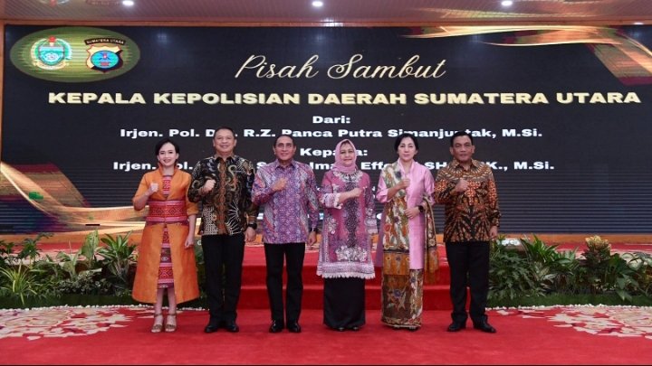Gubernur Sumatera Utara Edy Rahmayadi bersama Ketua TP PKK Nawal Lubis saat acara Pisah Sambut Kapolda Sumut dari Irjen Pol R. Z. Panca Putra Simanjuntak kepada Irjen Pol  Agung Setya Imam Effendi di Aula TRN Rumah Dinas Gubernur Sumut, Jalan Sudirman Medan, Jumat (21/7/2023). (Diskominfo Sumut)
