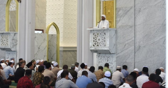 Ustadz kondang asal Papua Fadlan Garamatan saat safari Muharram di Masjid Agubg Syahrun Nur Sipirok. (IST)