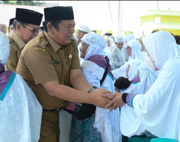 Wali Kota Padangsidimpuan Irsan Nasution menyalami parah jemaah haji yang baru tiba. (IST)