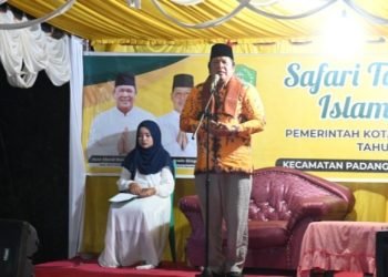 Wali Kota Padangsidimpuan Irsan Efendi Nasution memberikan sambutan di Safari Muharram 1445 H ke Kelurahan Hutaimbaru, Kecamatan Padangsidimpuan Hutaimbaru, Sabtu malam (29/07/2023). (IST)