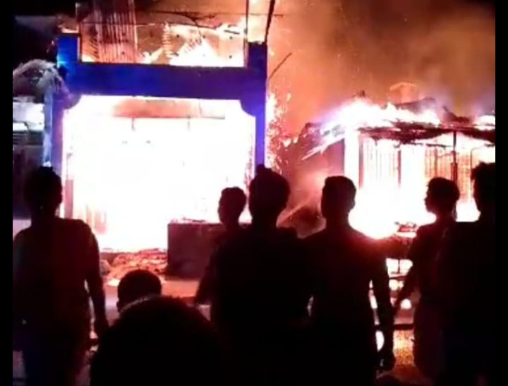 Kebakaran di depan Mapolsek Pantai Cermin-Sergai, dua unit ruko bangunan lawas terbakar. (biets)