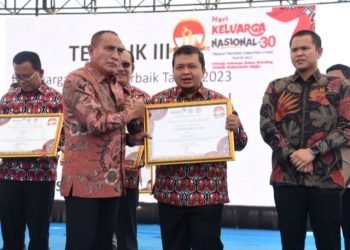 Gubsu Edy Rahmayadi memberikan penghargaan pada Bupati Tapsel Dolly Pasaribu pada acara peringatan Hari Keluarga Nasional (Harganas) ke-30, yang digelar BKKBN Sumut, di Kampung Ulos, Desa Lumban Sui-Sui, Kecamatan Pangururan, Kabupaten Samosir, Sabtu (29/7). (IST)