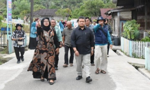Bupati Tapsel Dolly Pasaribu bersama Ketua Tim Penggerak (TP) Pemberdayaan dan Kesejahteraan Keluarga (PKK) Rosalina Dolly Pasaribu saat mengunjungi  desa binaan "Hatinya PKK" di Desa Aek Sabaon, Kecamatan Marancar, Jumat (28/7). (IST)