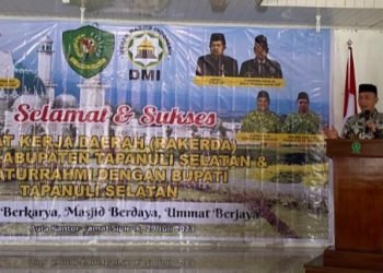 Sekda Tapsel Sofyan Adil saat memberikan sambutan di Rakerda Dewan Masjid Indonesia (DMI) Kabupaten Tapsel di Aula Kantor Camat Sipirok, Sabtu (29/7/2023). (IST)