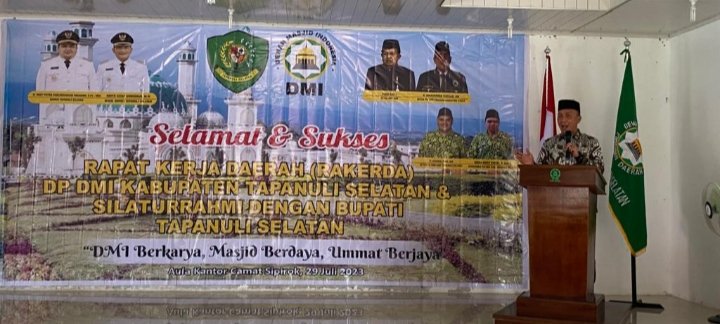 Sekda Tapsel Sofyan Adil saat memberikan sambutan di Rakerda Dewan Masjid Indonesia (DMI) Kabupaten Tapsel di Aula Kantor Camat Sipirok, Sabtu (29/7/2023). (IST)