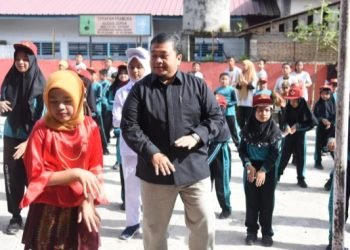 Bupati Tapsel Dolly Pasaribu  senam pagi bersama siswa-siswi PAUD, SD dan SMP di lapangan SD Negeri 101201 Sipirok. (IST)