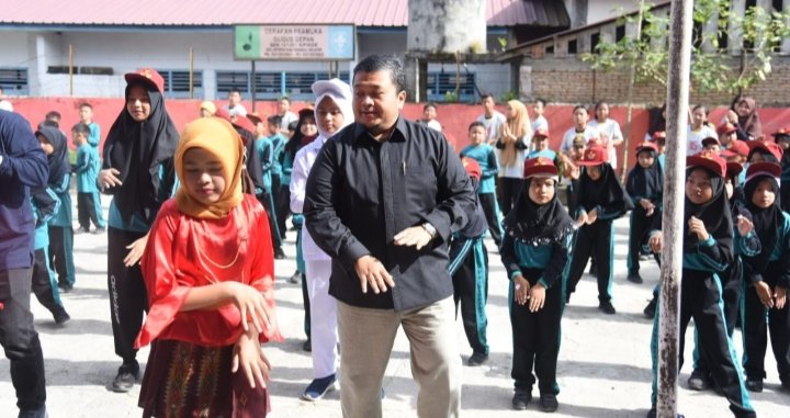 Bupati Tapsel Dolly Pasaribu  senam pagi bersama siswa-siswi PAUD, SD dan SMP di lapangan SD Negeri 101201 Sipirok. (IST)