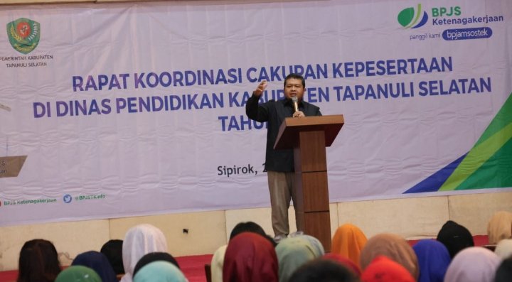 Bupati Tapsel Dolly Pasaribu pada pembukaan rapat koordinasi menuju cakupan kepesertaan di Dinas Pendidikan Daerah Kabupaten Tapsel tahun 2023 yang akan didaftarkan menjadi peserta program BPJamsostek di Gedung Serba Guna, Komplek Perkantoran Pemerintahan Tapanuli Selatan, Jalan Prof Lafran Pane, Sipirok, Jumat (28/7). (IST)