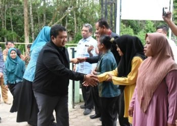 Bupati Tapsel Dolly Pasaribu didampingi Ketua Tim Penggerak (TP) Pemberdayaan dan Kesejahteraan Keluarga (PKK) Ny Rosalina Dolly  Pasaribu saat monitoring ke Desa Binaan Usaha UP2K-PKK di Kantor Desa Pardomuan dan Pembinaan Pra Evaluasi Desa Binaan IVA Test di Kantor Camat Kecamatan Arse. (IST)